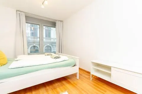 Diplomat Quarter 2 Bdr Apt By Newave Apartments Budapest